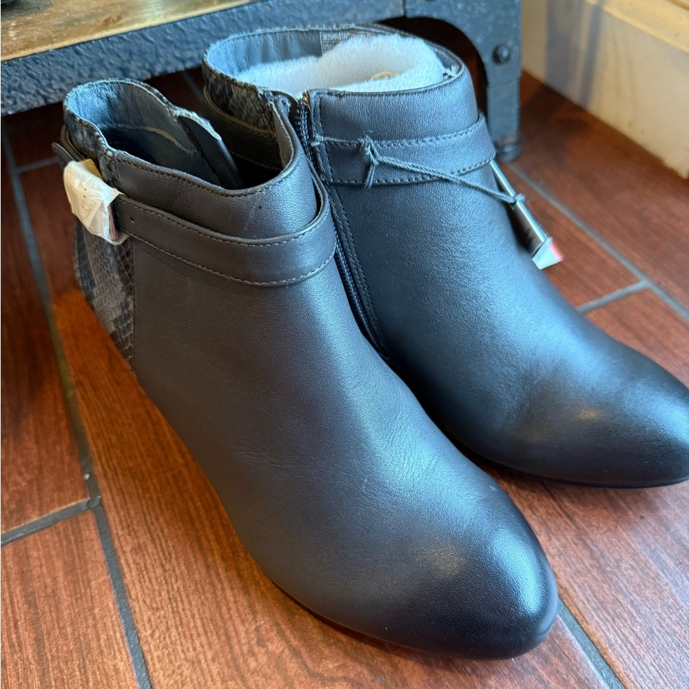 Vionic Shasta Comfort Snakeskin Ankle Wedge Booties Boots size 7